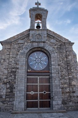 San Juan de Gaztelugatxe 'nin inzivası Bermeo, Biscay, Bask Ülkesi, İspanya, Avrupa' da bir adada yer almaktadır.