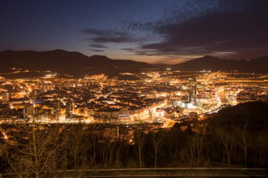 Bilbao, Biscay, Bask Ülkesi, İspanya, Avrupa 'daki Artxanda bakış açısından şehre gece görüşü.