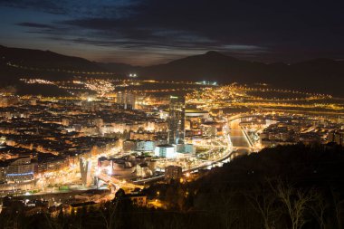 Bilbao, Biscay, Bask Ülkesi, İspanya, Avrupa 'daki Artxanda bakış açısından şehre gece görüşü.