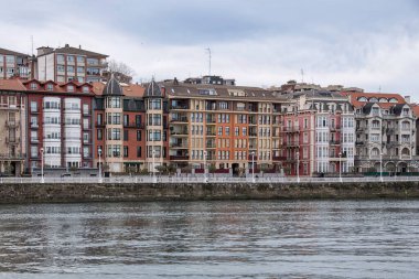 Portekiz 'de Ria de Bilbao' nun ağzında renkli yüzlü evler, Biscay, Bask Ülkesi, İspanya, Avrupa.