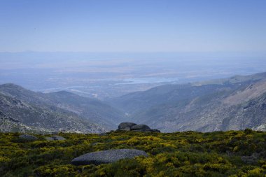 Sierra de Gredos, Avila, Castilla Leon, İspanya ve Avrupa 'daki taşların tepesindeki göllere bakan dağların manzarası. Doğal sahne