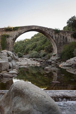 Alardos köprüsü Madrigal de la Vera, Caceres, Extremadura, İspanya ve Avrupa 'da bulunur. Taş yapı.