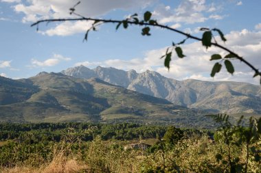 Avila, Castilla Leon, İspanya ve Avrupa 'daki Sierra de Gredos üzerinde gökyüzündeki bulutların Candeleda görüntüsü. Doğal manzara..