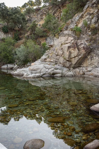 Stenar Och Reflektion Vattnet Alardos Ravin Madrigal Vera Caceres Extremadura — Stockfoto