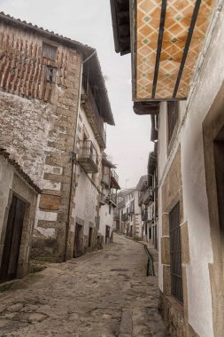 Dar Sokak tipik Candelario, Salamanca, Castilla Leon, İspanya, Avrupa. Geleneksel kasaba.