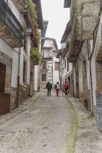 Tři Lidé Procházky Poznávání Úzkými Uličkami Candelario Salamanca Castilla Leon — Stock fotografie