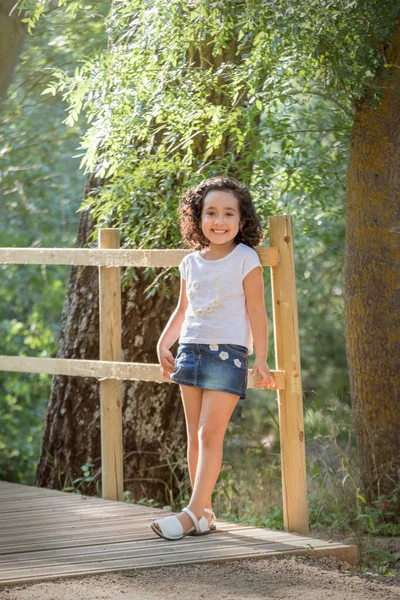 Menina Shirt Branca Minissaia Jeans Posando Dentro Arvoredo — Fotografia de Stock