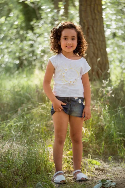 Menina Shirt Branca Minissaia Jeans Posando Dentro Arvoredo — Fotografia de Stock