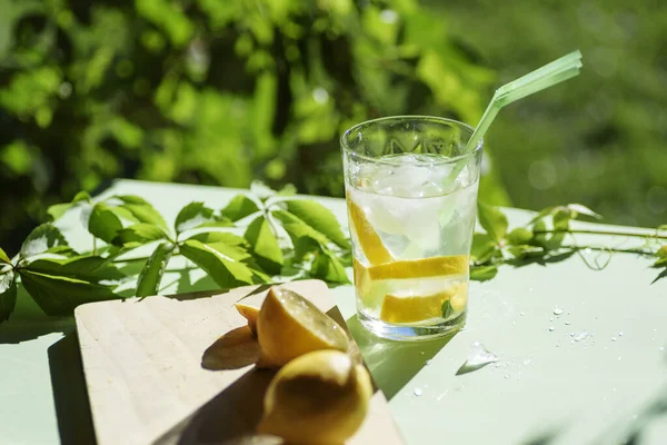Glas Mit Erfrischendem Getränk Mit Eis Zitrone Und Strohhalmen Auf — Stockfoto