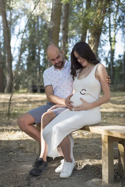 Joven Embarazada Con Pareja Sentada Banco Campo —  Fotos de Stock
