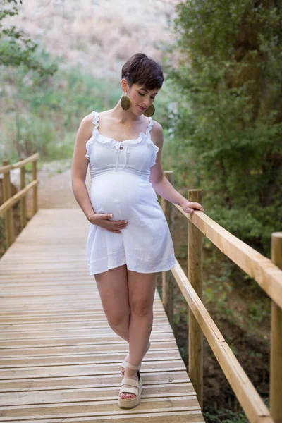 Zwangere Vrouw Loopt Een Houten Brug Het Platteland Moederschap — Stockfoto