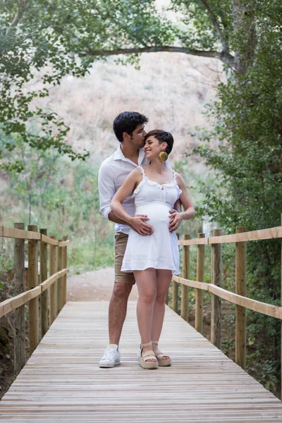 Par Mujeres Embarazadas Hombre Caminando Sobre Puente Madera Campo Maternidad — Foto de Stock