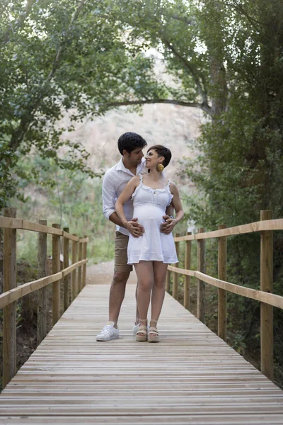 Par Mujeres Embarazadas Hombre Caminando Sobre Puente Madera Campo Maternidad — Foto de Stock