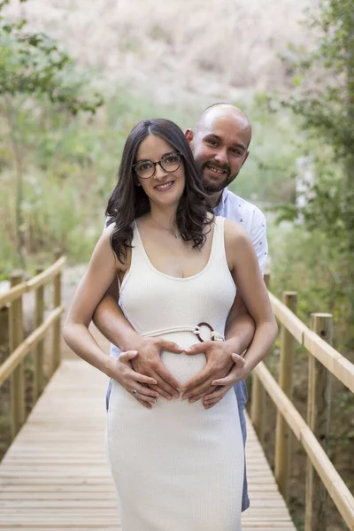 Alegre Pareja Caucásica Sesión Maternidad Puente Madera —  Fotos de Stock