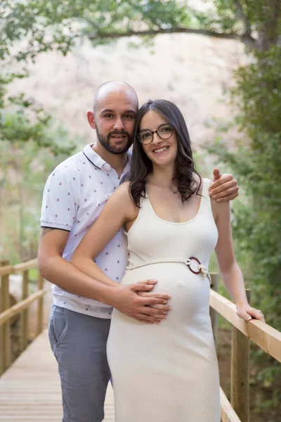 Casal Caucasiano Alegre Sessão Maternidade Uma Ponte Madeira — Fotografia de Stock