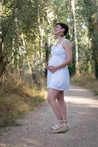 Mladá Těhotná Žena Sedí Lavičce Poli — Stock fotografie