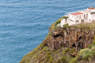 deniz kayalıklarla evde