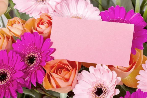 çiçek kartı ve metin için yer ile demet