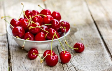 beyaz bir kase içinde koyu kırmızı kiraz