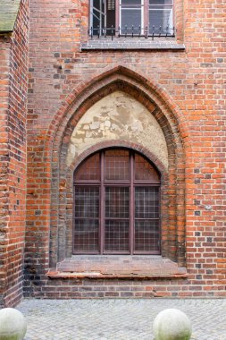 Eski kilise pencere kapalı