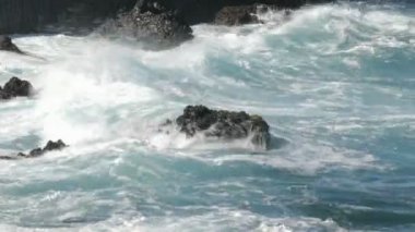 kayalık sahil şeridi üzerinde gelen dalgalar