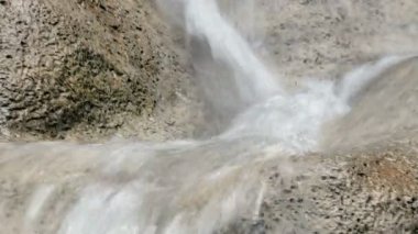 Dağlarda küçük bir şelale