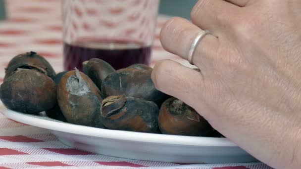 Tallrik Med Färska Grillade Kastanjer Och Ett Glas Rött Vin — Stockvideo