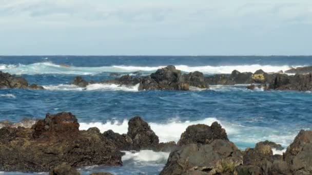 Vagues Brisant Sur Une Côte Sauvage Rugueuse — Video