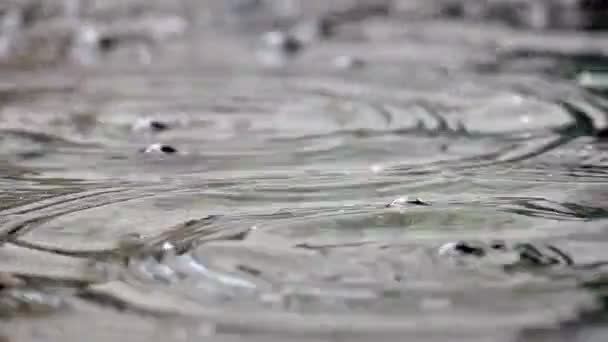 Slow Motion Water Splash Een Oppervlak Van Water — Stockvideo