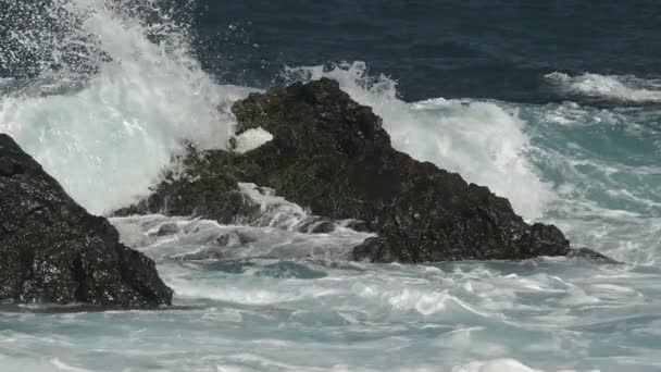 Тяжелые Волны Разбивающиеся Скалы Воде Замедленное Движение Клипа — стоковое видео