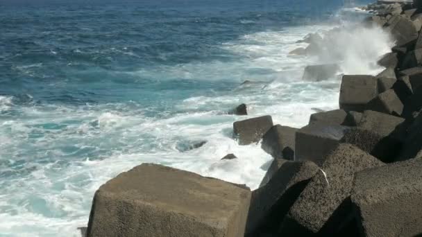 岩の多い海岸線 沿岸保護の大きな岩に砕ける波 — ストック動画