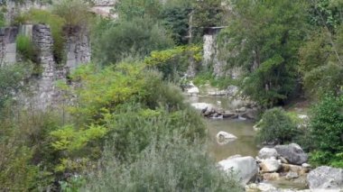 Dağlarda küçük bir nehir