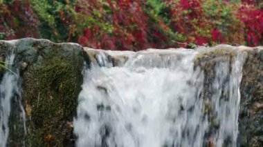 Dağlarda küçük bir şelale