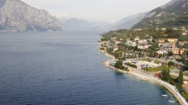 Garda Gölü manzaralı Malcesine kıyıya