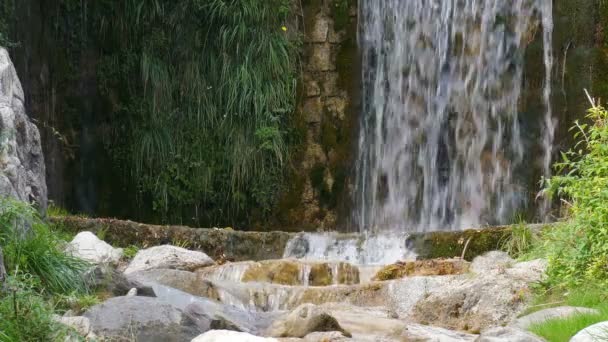 Cascada Pequeña Las Montañas — Vídeo de stock