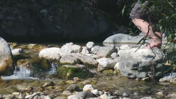 Mulher Caminha Sobre Pedras Riacho — Vídeo de Stock