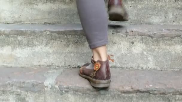 Туристы Поднимаются Старой Лестнице — стоковое видео