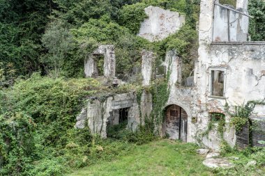 Eski ve yıpranmış harabe bir nehir vadisinde