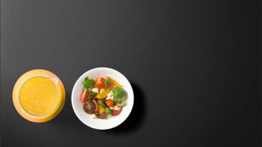 Suyu siyah arka plan üzerine meyve salatası ile