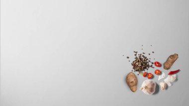Zencefil, sarımsak, kırmızı biber, kırmızı biberler ve kara biber beyaz temiz zemin üzerine