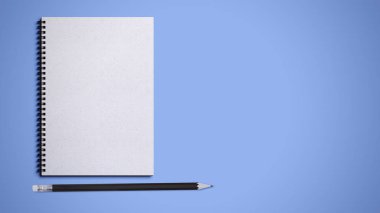 Sarmal kitap kalem ile mavi arka plan hazır fotoğraf