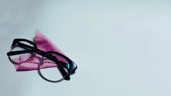 temizlik bezi temiz ve izole arka plan bakış açısı ile gofret glasses_specs