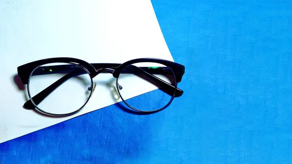 Gofret glasses_specs mavi ve beyaz arka plan üzerinde