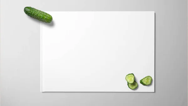 Pepino Con Rebanada Sobre Papel Blanco Sobre Fondo Aislado — Foto de Stock