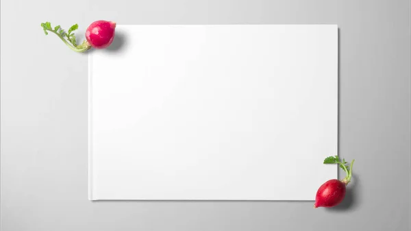 Turp izole arka plan üzerinde beyaz kağıt üzerinde