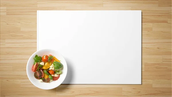 Obstsalat Auf Weißem Papier Auf Hölzernem Hintergrund — Stockfoto