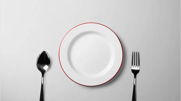 Teller Mit Löffel Und Gabel Auf Weißem Tisch Isolierte Hintergrundaufnahme — Stockfoto