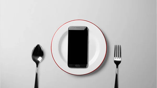 Smartphone Czarne Białym Talerzu Białym Tle — Zdjęcie stockowe