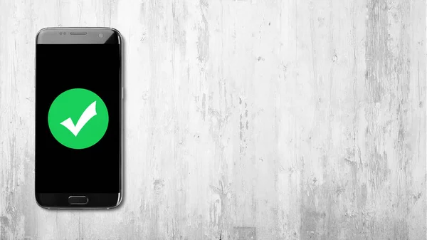 Beyaz dokulu arka plan üzerinde siyah smartphone simgesine doğrular 