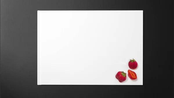 Erdbeeren Auf Weißem Papier Auf Schwarzem Hintergrund — Stockfoto